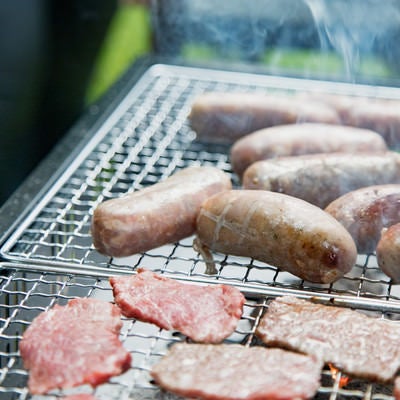 ソーセージと焼肉バーベキューの写真