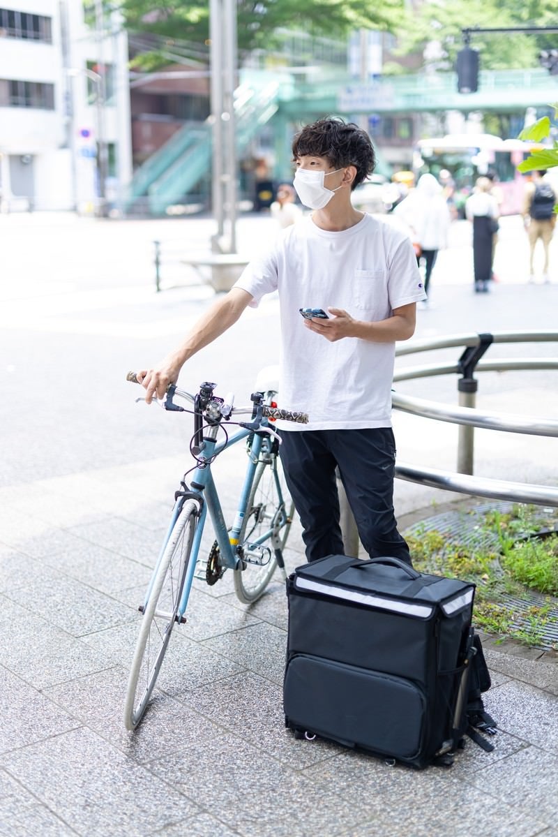 自転車配達員の写真