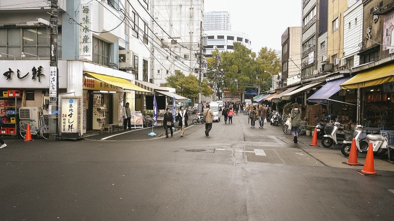 昭和レトロな商店が立ち並ぶ築地場外市場の写真