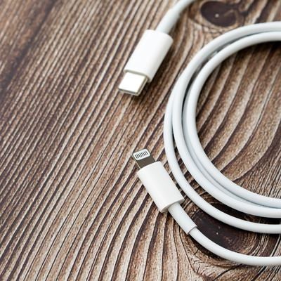 USB-C の白いライトニングケーブルの写真