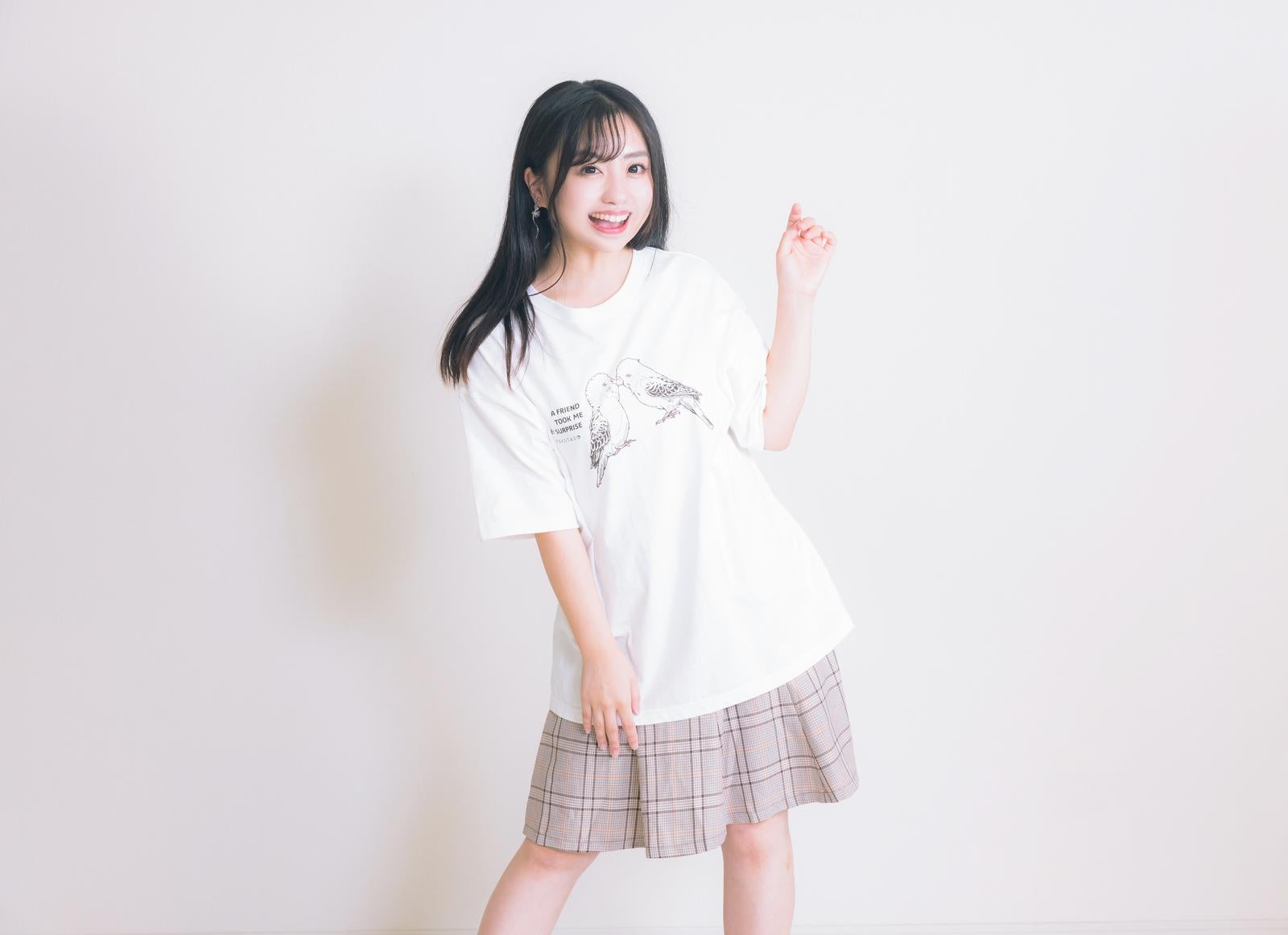 「インコTシャツを着た笑顔の女性（身長153cm）」の写真［モデル：河村友歌］