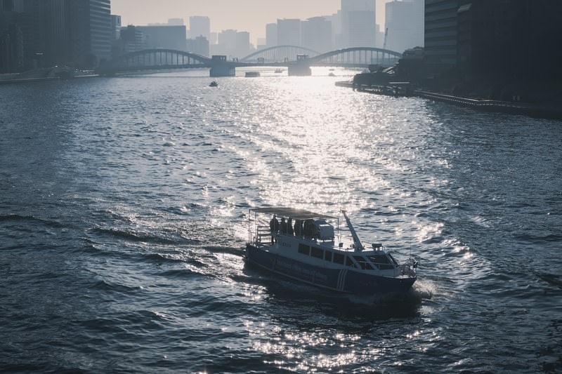 霞み行くビル群と急速充電型電池推進船らいちょうの写真