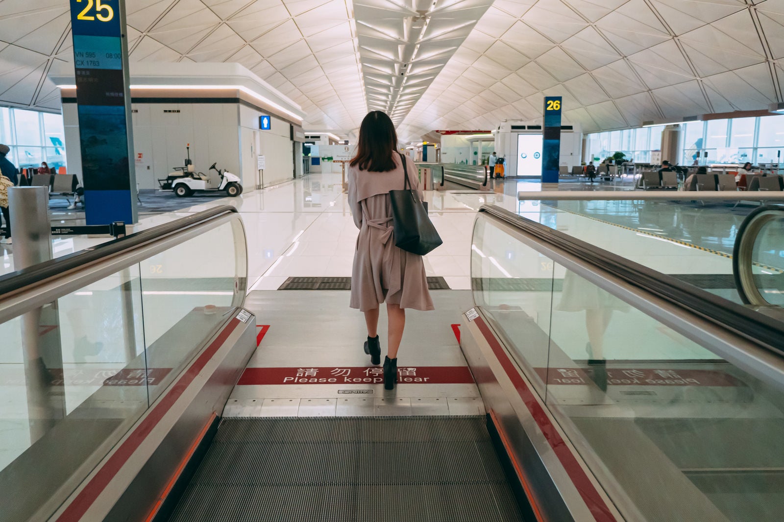 「香港からホーチミンシティへ向かう女性の後姿」の写真