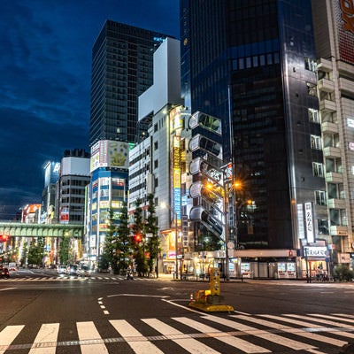 夜の秋葉原万世橋交差点の写真