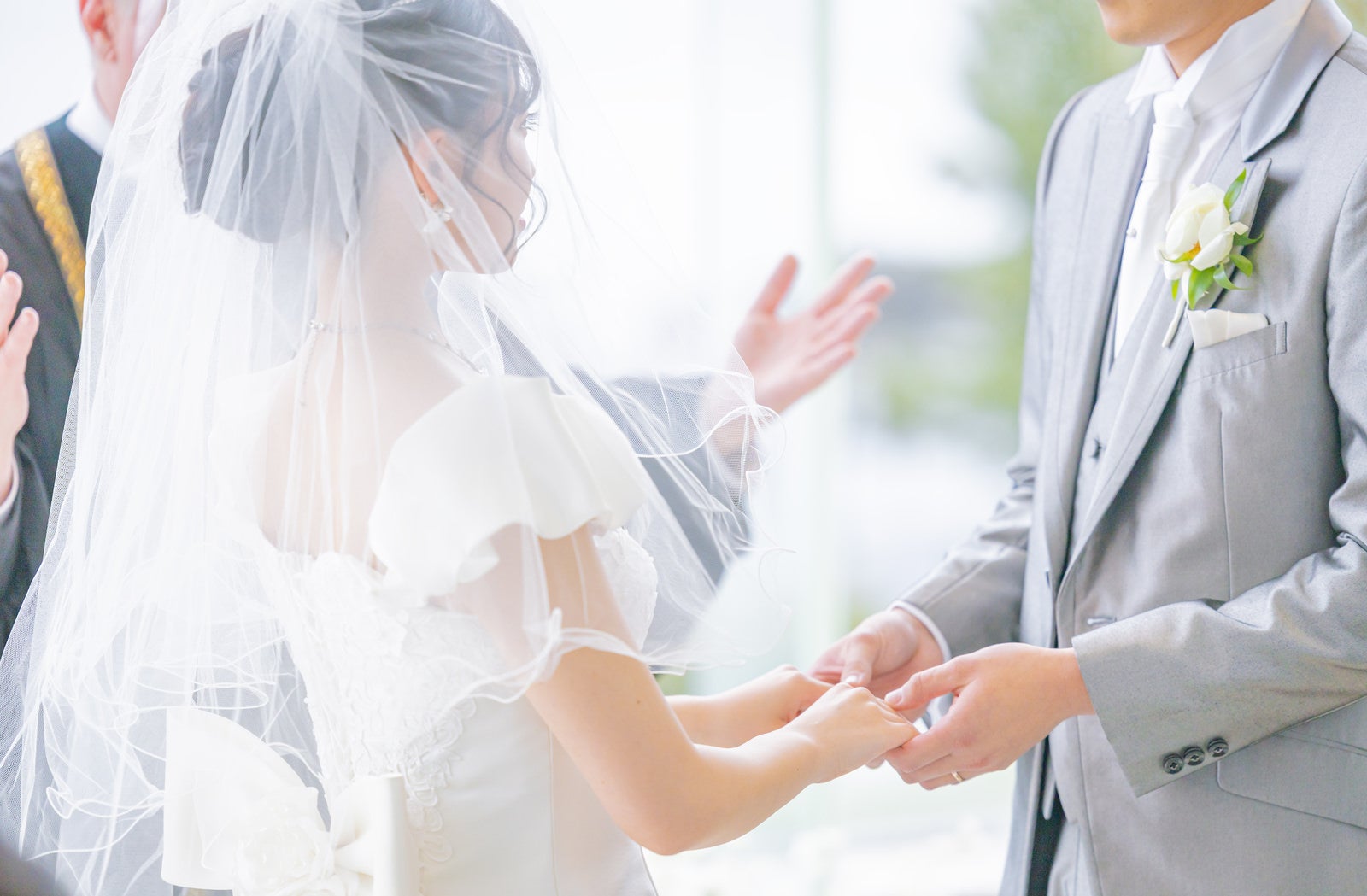 「神父に祝福される新郎新婦」の写真［モデル：河村友歌］