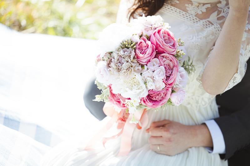 ブライダルの花束と新婚夫妻の手元の写真