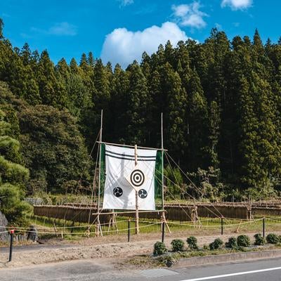 流鏑馬特設コースと稲架掛け風景の写真