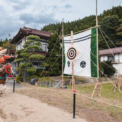 流鏑馬の走る疾走感と矢が的に命中する瞬間の写真