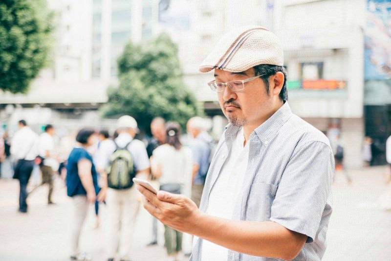 レアモンスターの出現を気にするトレーナーの写真