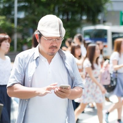 ストップできない危険な歩きスマホの写真