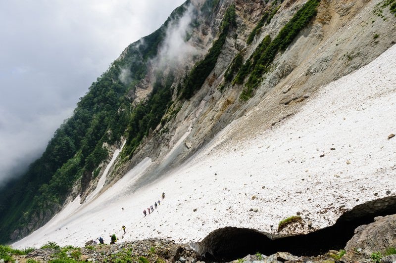 白馬大雪渓の傾斜に挑む登山者達（白馬岳）の写真