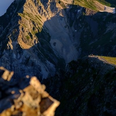 雄大な白馬連峰と登山者達の写真