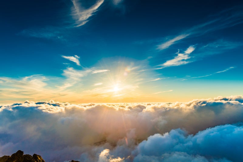 世界の始まりを感じるエターナルな夕日の写真