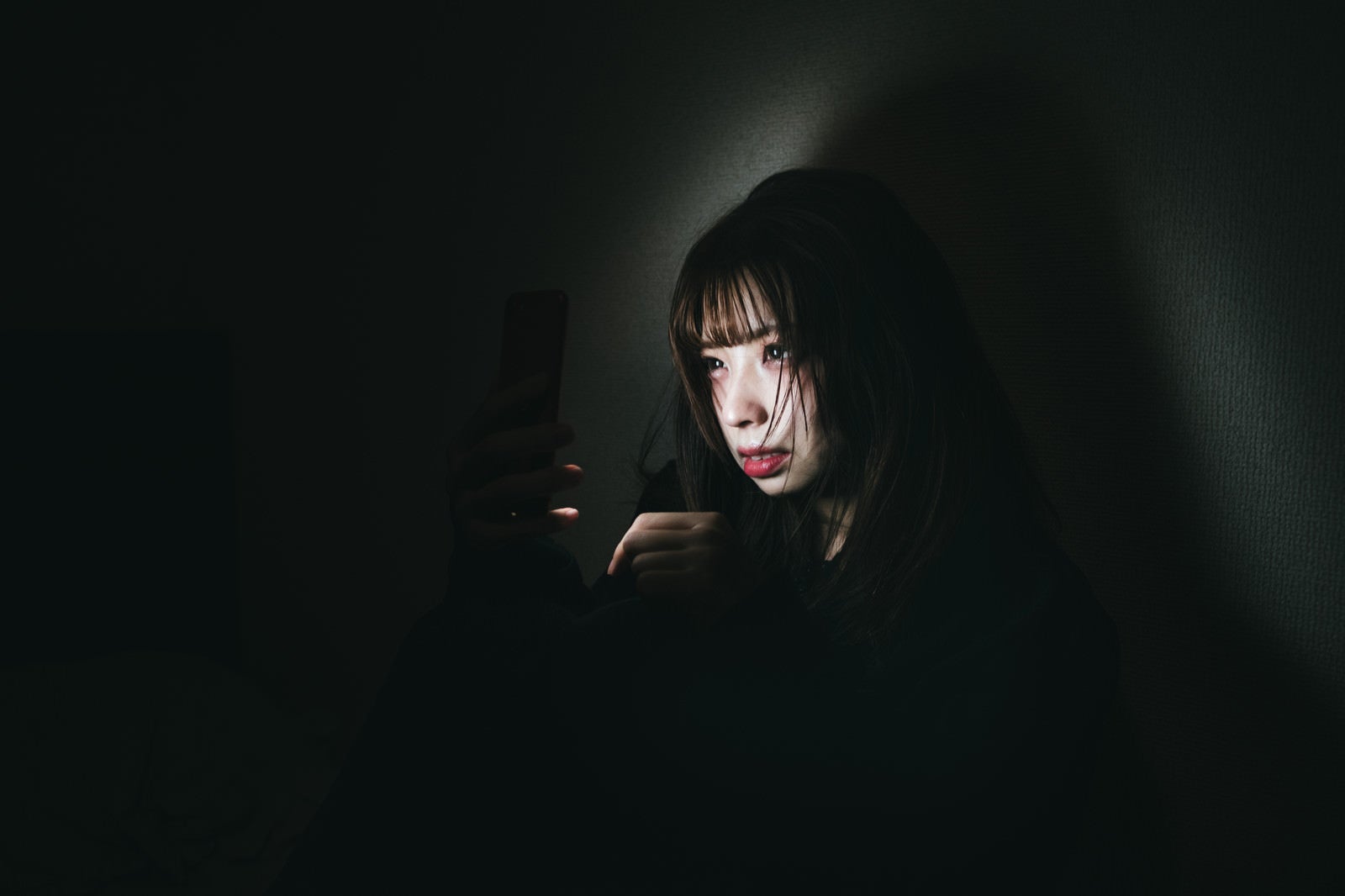 「廃課金女子」の写真［モデル：高尾実生］