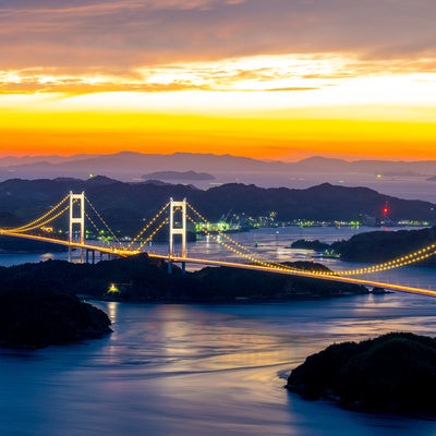 来島海峡大橋と夕焼けの写真