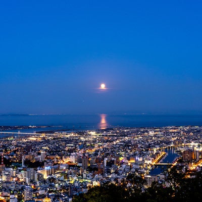 徳島の夜景と満月の写真