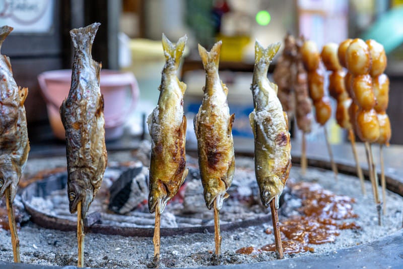 串にささった鮎の塩焼きの写真