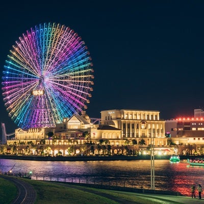 観覧車とワールドポータズ付近の夜景の写真