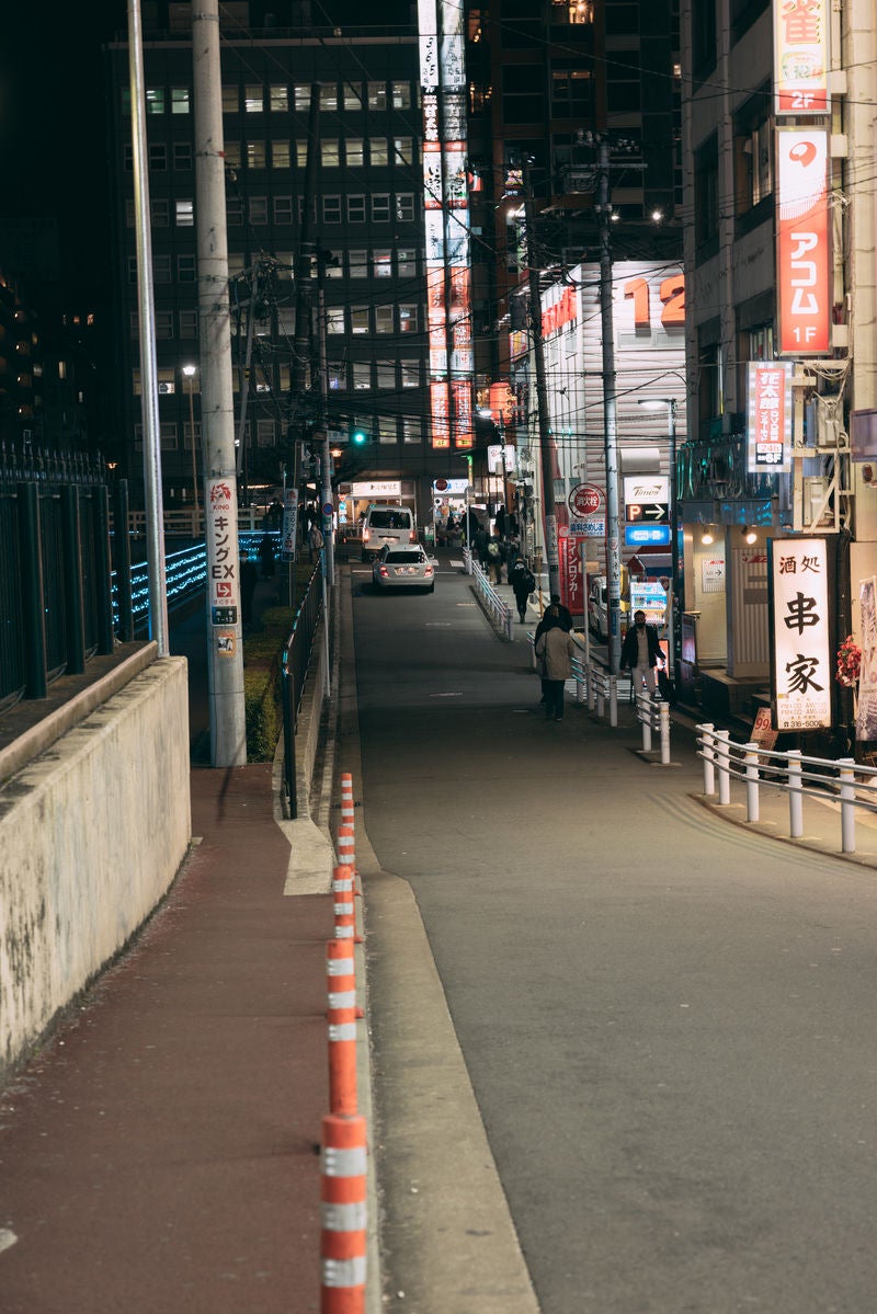 整備された横浜の内海橋前の通りの写真