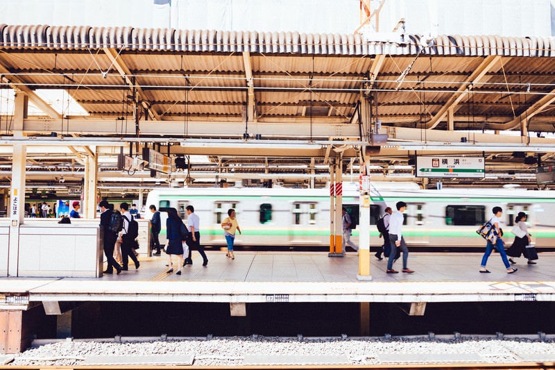 横浜駅のホームの写真