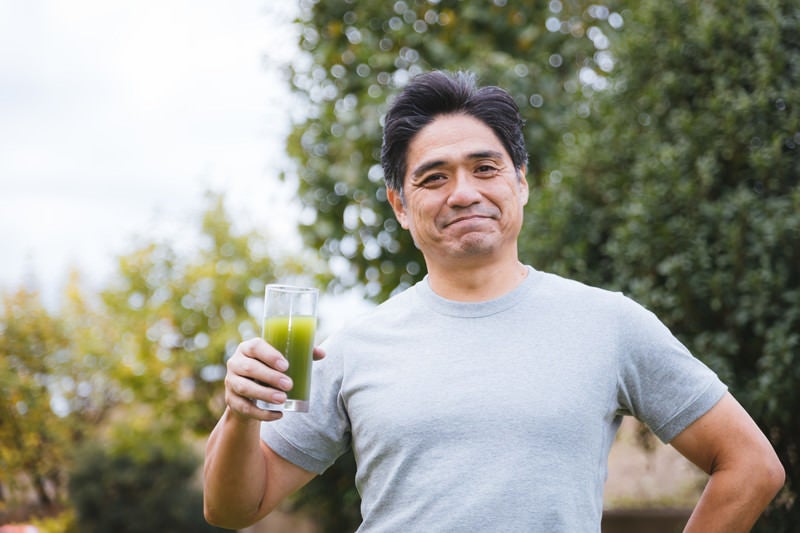 青汁と爽やかなな中年男性の写真