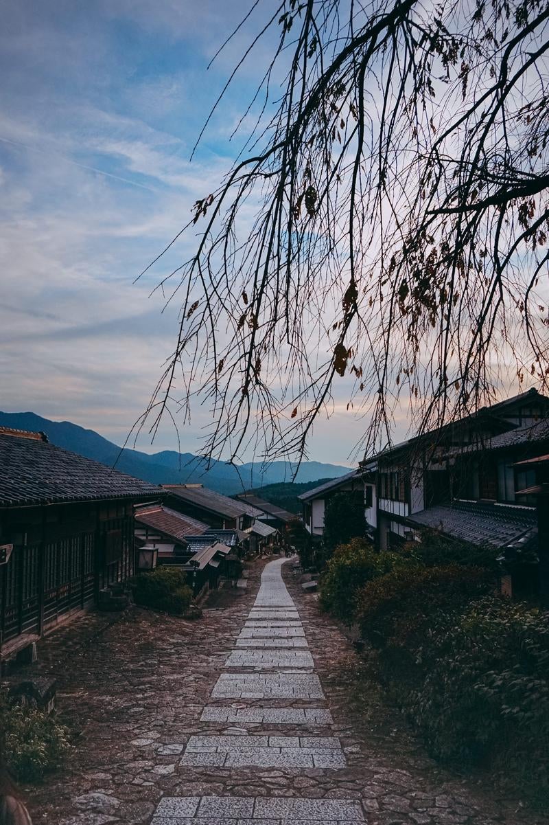 岐阜県中津川市、馬籠宿の夕暮れの小道の写真