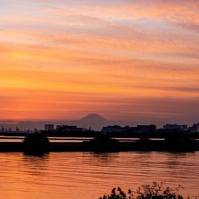 夕焼け空と河川の写真