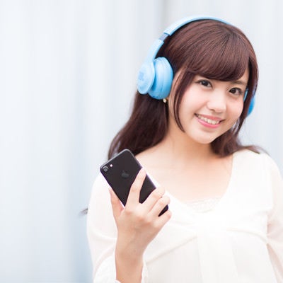 bluetooth接続で音楽を楽しむ女子の写真