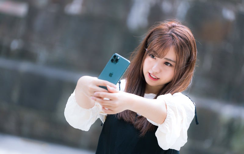 iPhone 11 Pro で自撮り女子の写真