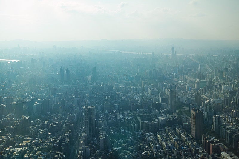 台北の街並みに降り注ぐ日の光の写真