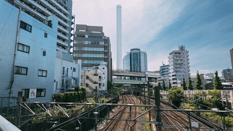 堀之内橋から見える鉄道線路の写真