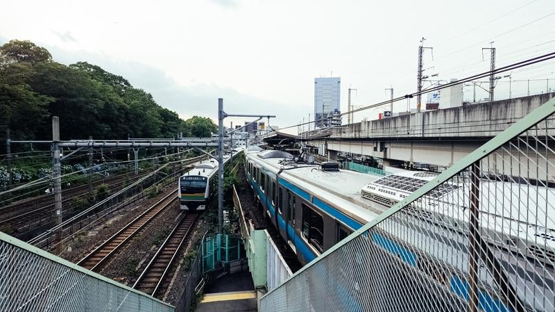 王子駅を走る京浜東北線と湘南新宿ラインの写真