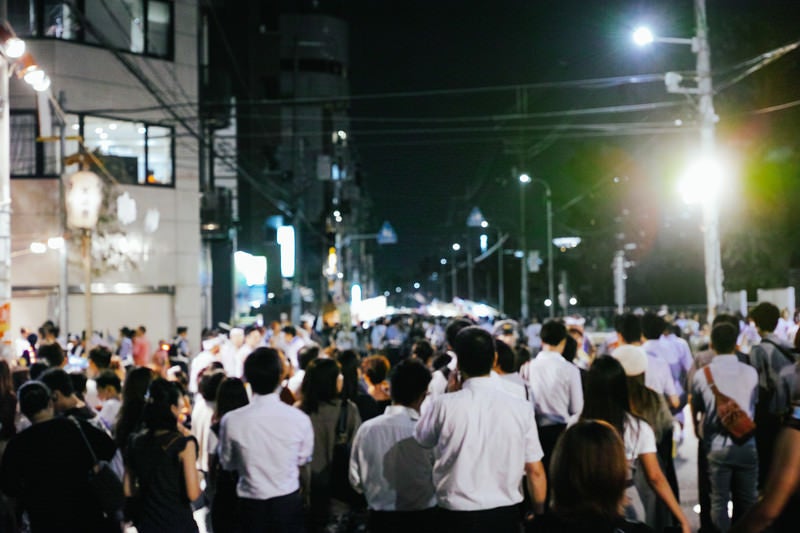 天神祭の路上の人集まりの写真