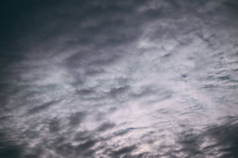 雲に覆い隠された空の写真