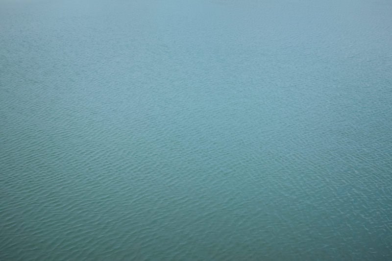 穏やかな海の水面の写真