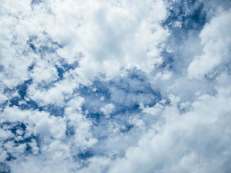 青空を隠す雲の写真