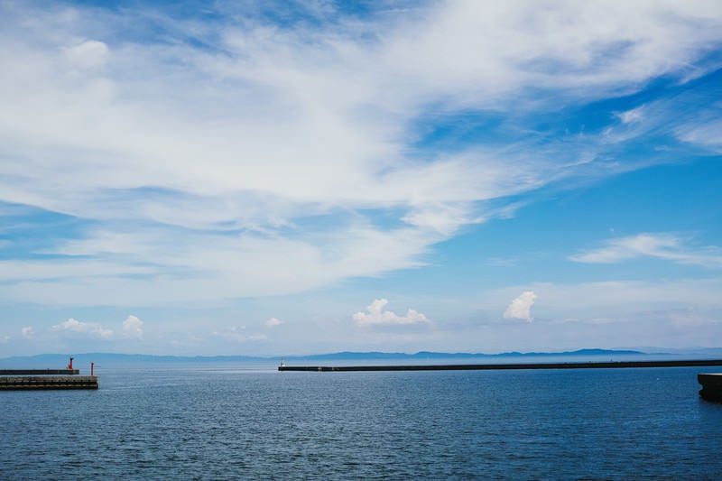 穏やかな瀬戸内海と堤防の写真