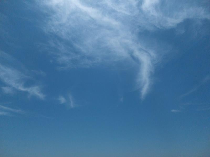 薄い雲と空の写真