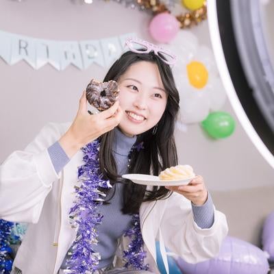 生誕祭（バースデイ）でチョコレートのフレンチクルーラーを食べますと生配信する女性の写真