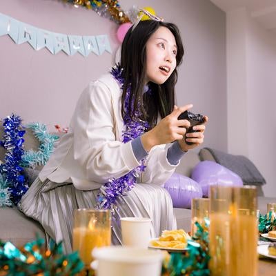 生誕祭パーティーでゲームする女性の写真