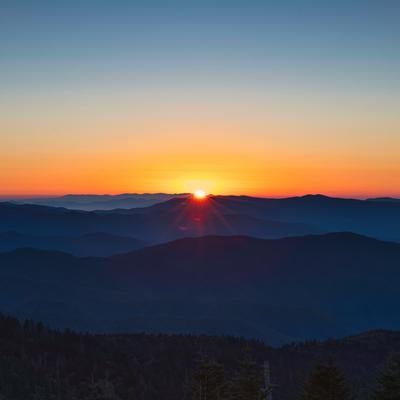 雲一つなく眩しすぎる朝日の写真