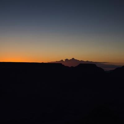 朝焼けに染まるグランドキャニオンの静寂の写真