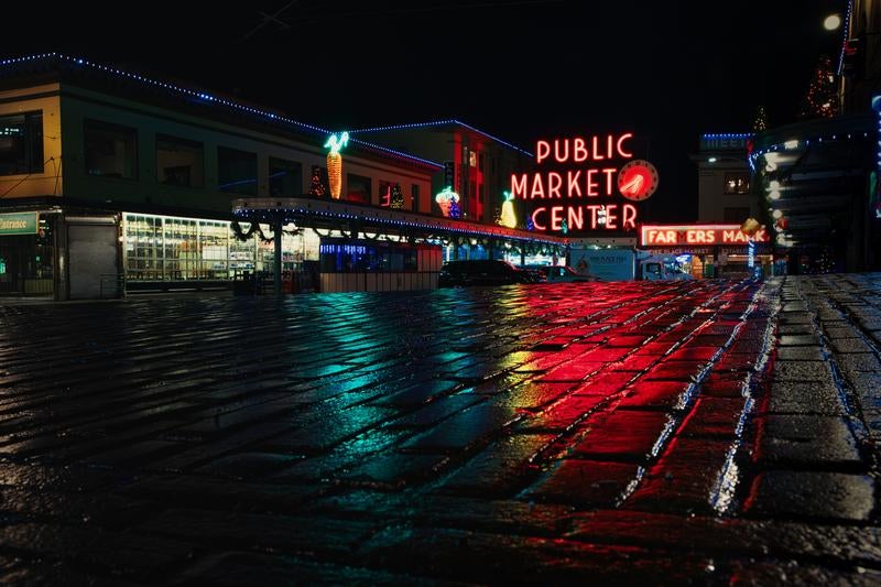 PUBLIC MARKET CENTERのネオン看板の路面反射の写真