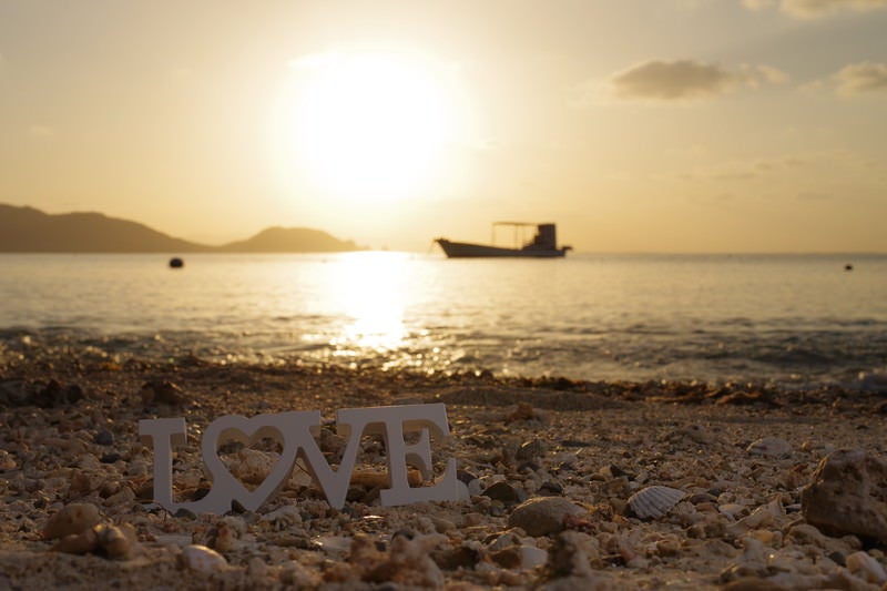 夕暮れの浜辺に置いたLOVEの写真