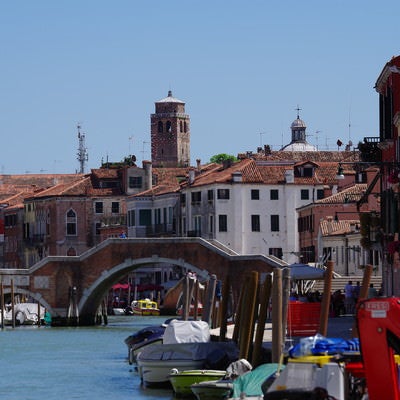 ベネツィアの水路に掛かる橋（イタリア）の写真