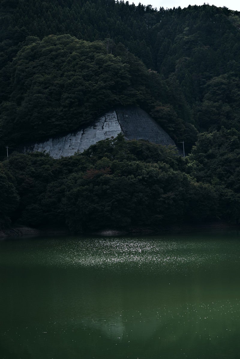 ダムの湖面に立つ白波（奥多摩）の写真