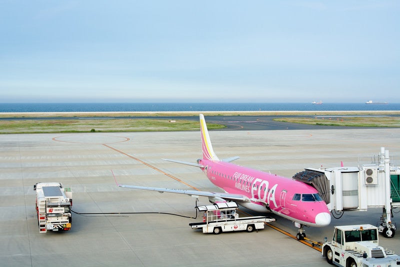 給油されて出発準備中の旅客機の写真