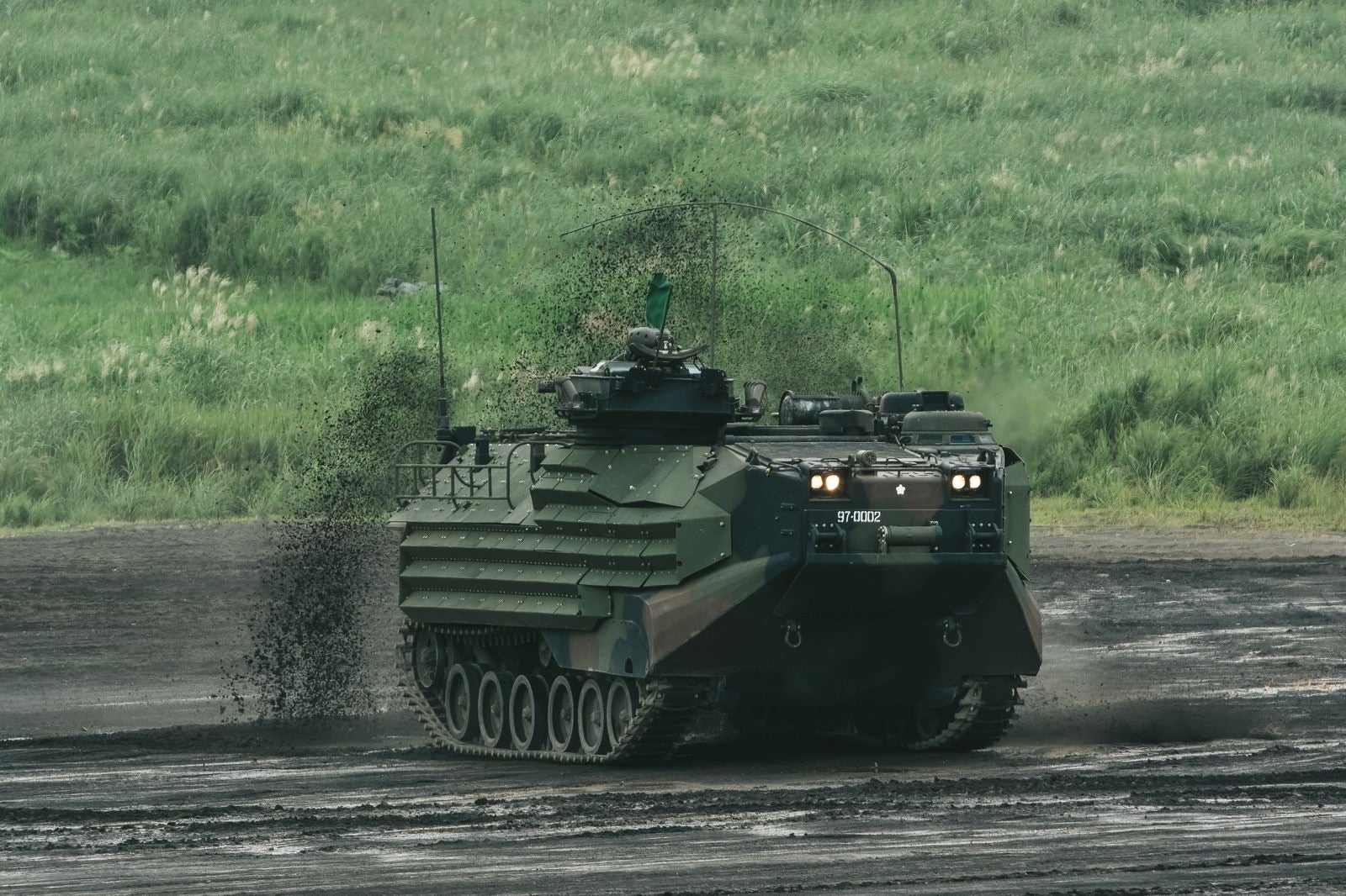 「泥を巻き上げ進む　新装備の水陸両用車（AAV）」の写真