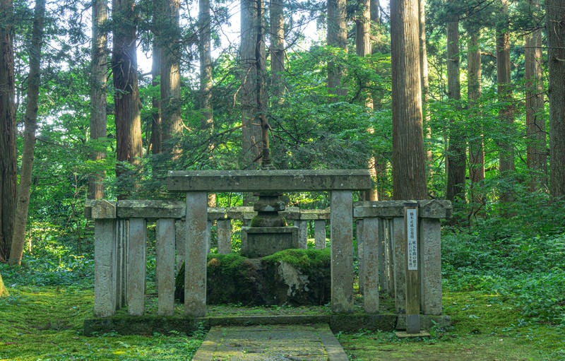 三の宮の傍に約650年前に建立された楠正成公墓塔の写真