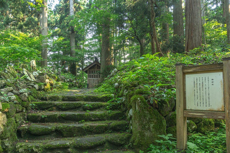 三の宮手前にある納経所と説明の看板の写真